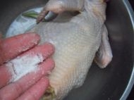 在雞的全身塗抹層細鹽腌制二十分鐘；
