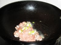 肉片炒變色后把蔥姜碎放進去翻炒均勻；