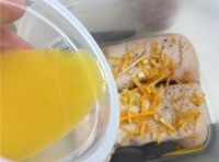 再把橙子擦皮絲，橙皮絲放在腌鴨胸的容器中，將橙汁倒進去；