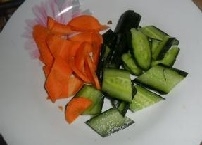 胡蘿蔔、黃瓜、青紅椒洗凈后切成塊；
