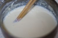 麵粉里加牛奶混合拌勻成麵糊，雞蛋打散成蛋液；