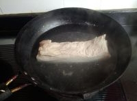 五花肉洗凈，放入炒鍋，加蓋過肉的清水，煮開3分鐘，撈出漂凈，切塊；
