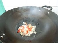 鍋里加油燒熱把切好的生薑、大蒜、辣椒爆香；