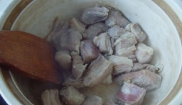 放入煮沸的，加了姜、蔥的水中滾至快熟時撈出瀝干；