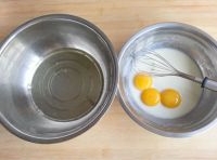 將牛奶和色拉油用手動打蛋器攪拌成糊狀，分離蛋清蛋黃，蛋黃直接放入攪拌好的牛奶糊里；