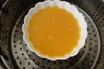 鍋里加水燒開，把拌勻的蛋液放進去隔水用中小火蒸；