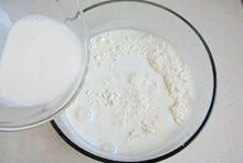 鬆餅粉放在較大的容器里加牛奶拌勻；