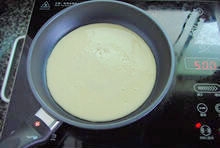 炒鍋預熱，刷層薄油，舀勺麵糊倒入並轉動鋪平；