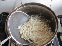 金針菇切掉老根后洗乾淨，放入開水鍋里焯燙後過涼；
