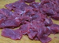 把牛肉橫著切成薄薄的片；