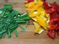 紅椒、黃椒、韭菜清洗乾淨，椒切塊，韭菜切成段；