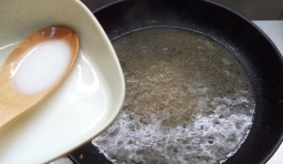 把剩下的湯汁煮沸，把澱粉水倒入，勾個芡汁；