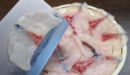 先將魚切成薄片，再把切好的魚片用少許鹽，胡椒粉抓勻腌制一下；
