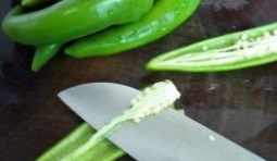 青椒清洗乾淨后切成兩半，去掉裡面的籽；