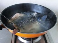 炒鍋里加多半水煮沸，把魚片放入水中，魚皮朝上用大火煮；