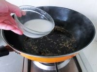 燒滾后再加入雞精、鹽、醋，再勾點水澱粉攪勻燒滾成芡汁；