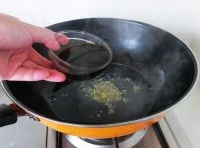 鍋內留點煮魚的湯水，加入醬油、黃酒、糖、薑末用大火把湯汁燒滾；
