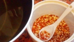 先把辣椒粉放入小碗中，澆上熱油，製成紅辣油；