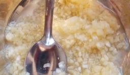 蒜子剁成末，加入一點點的白開水拌勻；