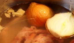 用3個剔出雞腿骨、帶皮的黃皮洋蔥、姜和甘蔗頭，放入煮鍋中並加適量水，蓋鍋，大火煮開，轉小火15分鐘左右；
