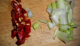 蔥、紅辣椒洗凈后切成小段；