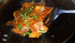 蘿蔔炒熟后，把香菜和味精放進去炒勻即可出鍋；
