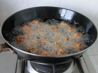 鍋中放油，七成熱時，下丸子，炸至金黃熟透，撈出放在吸油紙上濾油；