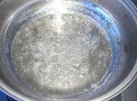  熬煮至糖漿表面冒泡，蒸發完水分；