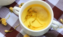 待煮好的花茶水稍稍冷卻后，裝入茶杯，再加入少許蜂蜜調勻即可；