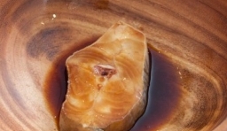 碗內放入醬油，再將銀鱈魚充分浸泡在醬油中；