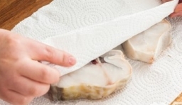 銀鱈魚洗凈用吸水紙將表面的水吸干；