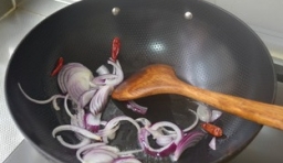 熱鍋里倒點油，把洋蔥和辣椒放進去炒香；