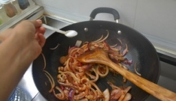 炒至魷魚捲起來，快炒干時加鹽和雞精拌勻即可出鍋；

