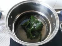 海帶洗凈後放入鍋中加少許醋煮上3-5分鐘；