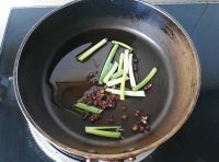另取一個小鍋加入食用油放入蔥段和花椒；