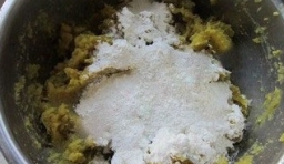 加點麵粉進去和紅薯白糖拌勻；