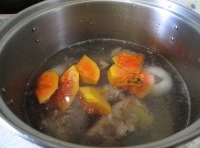 往鍋中加入薑片、木瓜，倒入適量水；