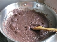 首先將紅豆煮熟用絞肉機攪了以後加玉米油和紅糖炒成豆餡兒；