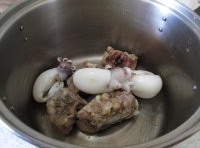 把焯水的排骨放入湯鍋中，再下入瀝干水分的墨魚；