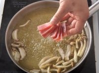 另起一口鍋，把雞湯倒入，放入蟹味菇、火腿、香菇煮熟；