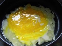 薄餅微微有些定型時把雞蛋液倒進去攤成餅狀；