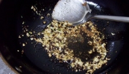 大蒜末倒進去用中火炒出蒜香，把炸好的乳鴿、土豆、胡蘿蔔放進去；
