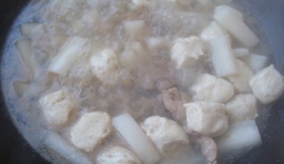 燒至湯的顏色成奶白色時把鴨肝放進去燒熟；