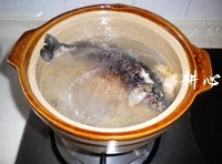 然後把炒鍋中的鯽魚和湯汁倒入砂鍋中；