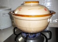 把砂鍋洗凈，倒入清水，放入生薑，蓋上鍋蓋，大火燒開；
