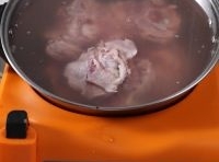 浸泡好後放入開水鍋里焯燙十分鐘后撈出，洗凈血沫；