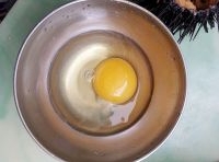 在碗中打一個雞蛋，攪拌均勻；