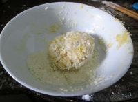上面裹層蛋液，再裹層麵包糠；