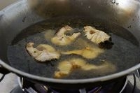 鍋中倒上涼水，放入煎好的魚塊倒入料酒、幾滴醋燒開；