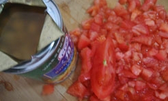 蝦去殼切碎，荸薺去皮，法香切碎，蒜去皮切碎；番茄洗凈切成小塊，鷹嘴豆控干水；
    